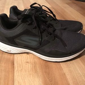 Men’s Skechers (10.5)